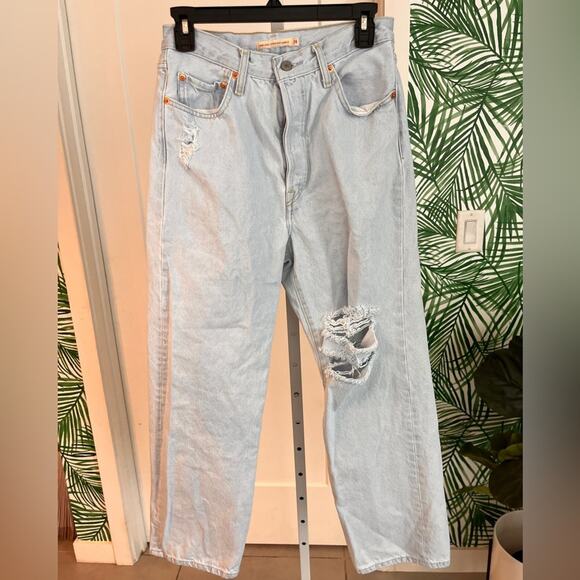 Levi’s Women’s Ribcage Ankle Straight Jeans Size 28 Light Wash Distressed - Picture 2 of 15